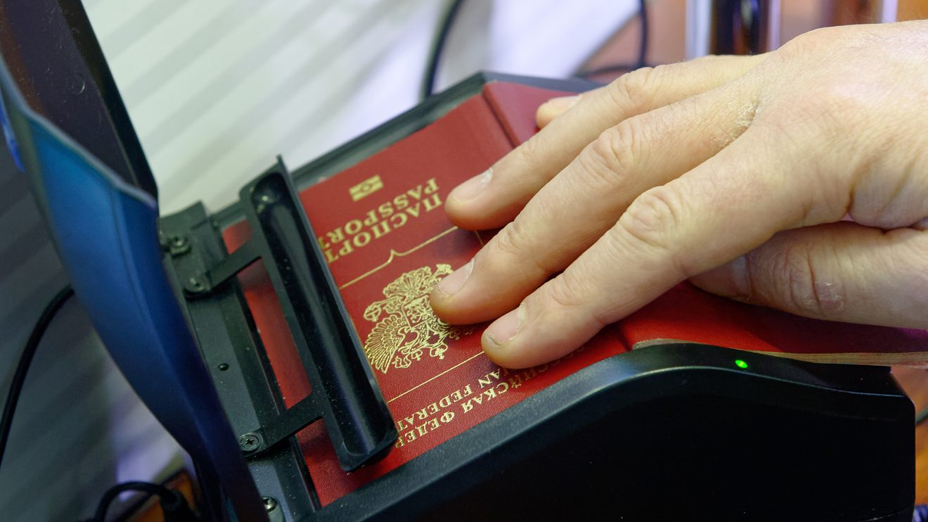 Un ataque quirúrgico a los pasaportes rusos podría frenar el entusiasmo por el “Nuevo Orden Mundial” de Putin